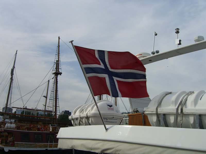 Flagge im Wind im Oslo Hafen